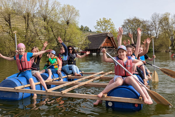 Erlebnispädagogik für Schulen: Schüler fahren auf ihrem selbstgebauten Floß
