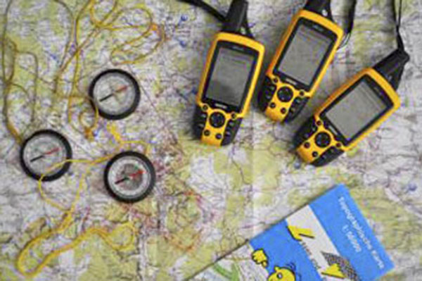Kompass, GPS-Gerät und Karte: Das brauchen die Schüler beim Schnitzeljagd durch die Stadt