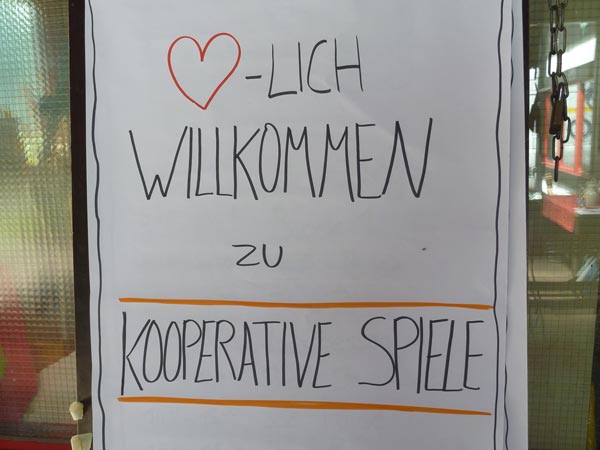 Plakat: "Herzlich Willkommen zu den kooperativen Spielen"