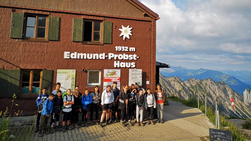 Hüttenwanderung 2018: Schulklasse steht vor der Edmund Probst Hütte