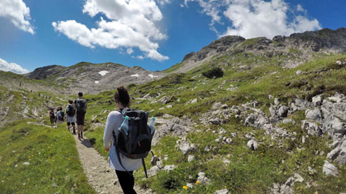 Schüler und Schülerinnen auf einem Wanderweg bei unserer Hüttentour in den Allgäuer Alpen
