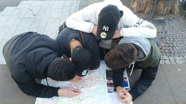 Schüler studieren den Stadtplan von Stuttgart