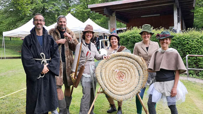 Teammitglieder verkleiden sich als Robin Hood beim Event Stuttgart 48