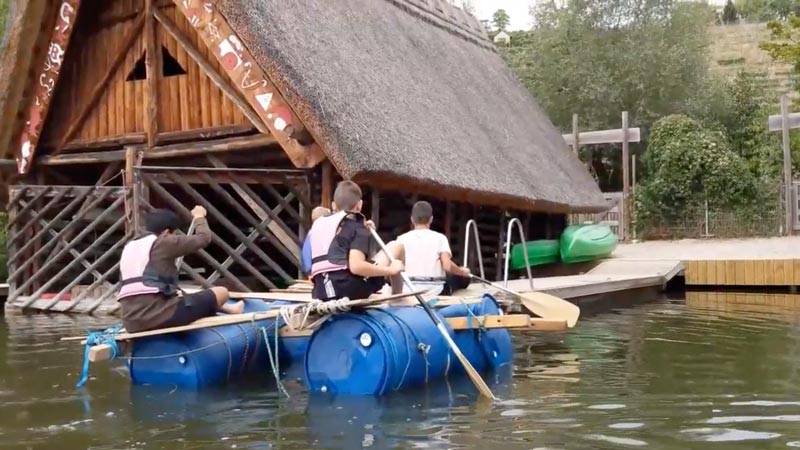 Sommercamps 2018 – Kinder paddeln auf einem selbstgebauten Floß